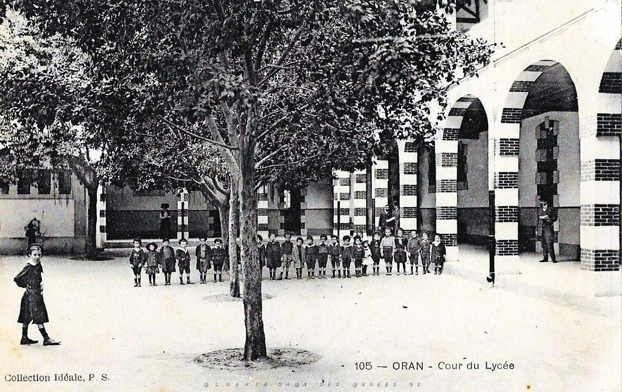 712- Oran - Cour du Lycee Lamoriciere.jpg
